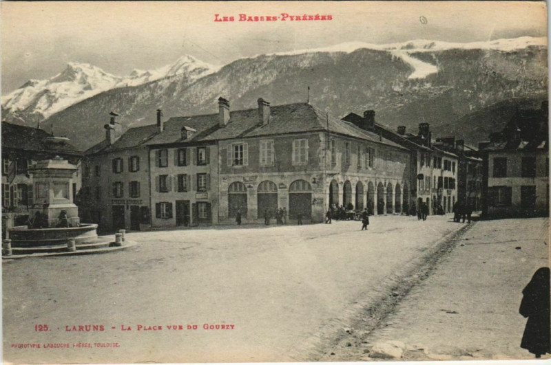 Carte postale ancienne Laruns La Place vue du Gourzy France à Laruns