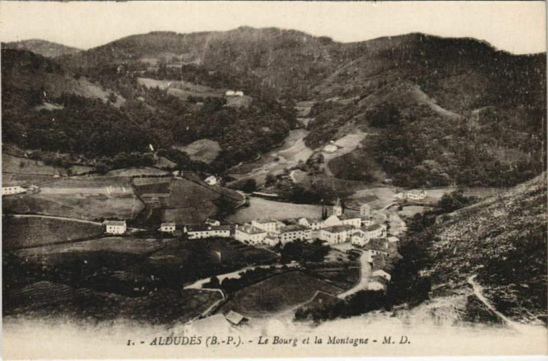 Carte postale ancienne Cambo les Bains Le Bourg et la Montagne France à Cambo-les-Bains
