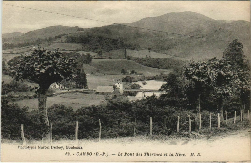 Carte postale ancienne Cambo les Bains Le Pont des Thermes et la Nive France à Cambo-les-Bains