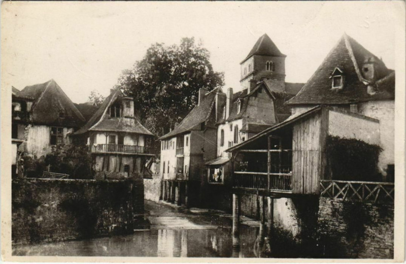 Carte postale ancienne Salies de Bearn Vieilles Maisons s le Saleys France