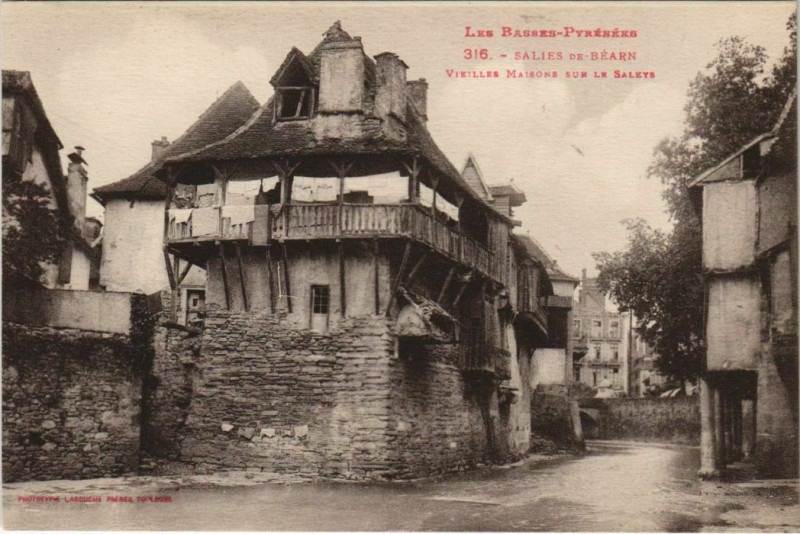 Carte postale ancienne Salies de Bearn Vieilles Maisons s le Saleys France