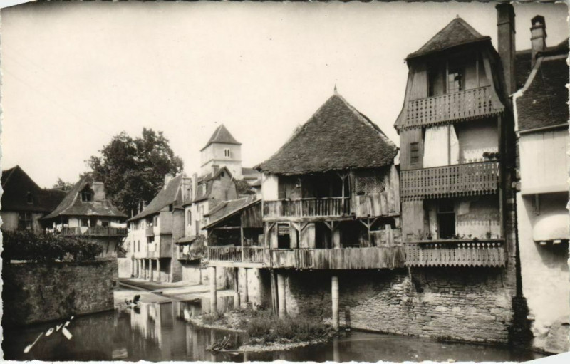 Carte postale ancienne Salies de Bearn Vieilles Maisons s le Saleys France