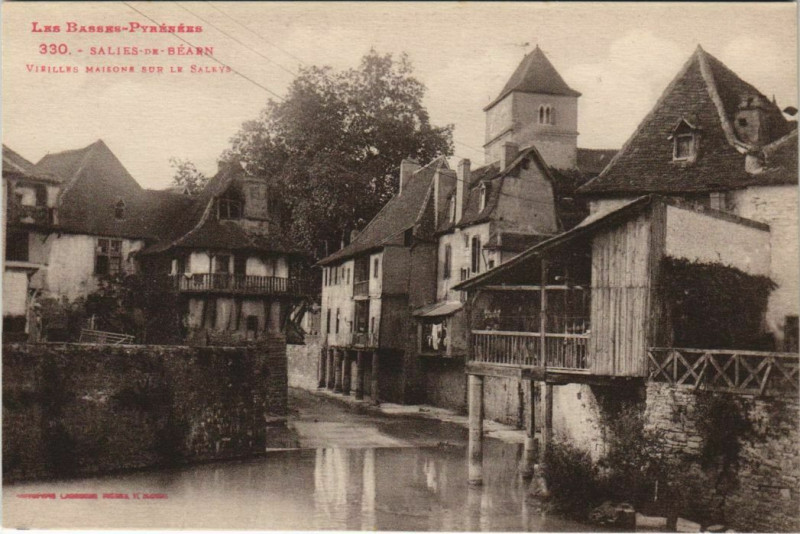 Carte postale ancienne Salies de Bearn Vieilles Maisons s le Saleys France
