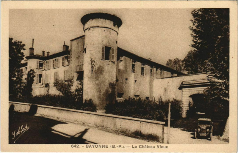 Carte postale ancienne Bayonne Le Chateau Vieux France à Bayonne