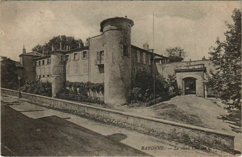 Carte postale ancienne Bayonne Le vieux Chateau France à Bayonne