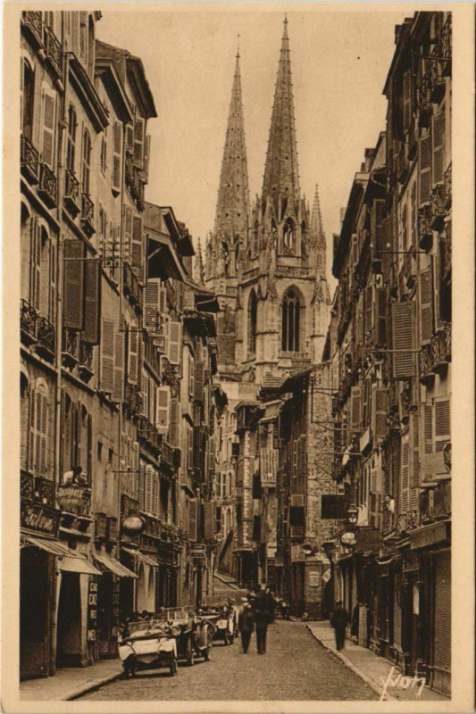 Carte postale ancienne Bayonne Rue du Port-Neuf France à Bayonne