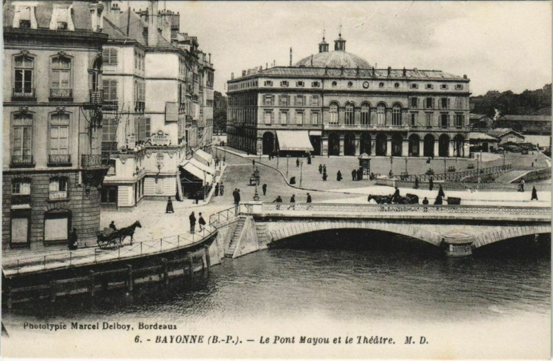 Carte postale ancienne Bayonne Le Pont Mayou et le Theatre France à Bayonne