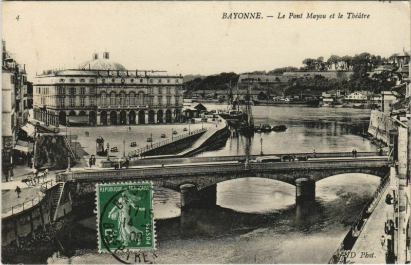 Carte postale ancienne Bayonne Le Pont Mayou et le Theatre France à Bayonne
