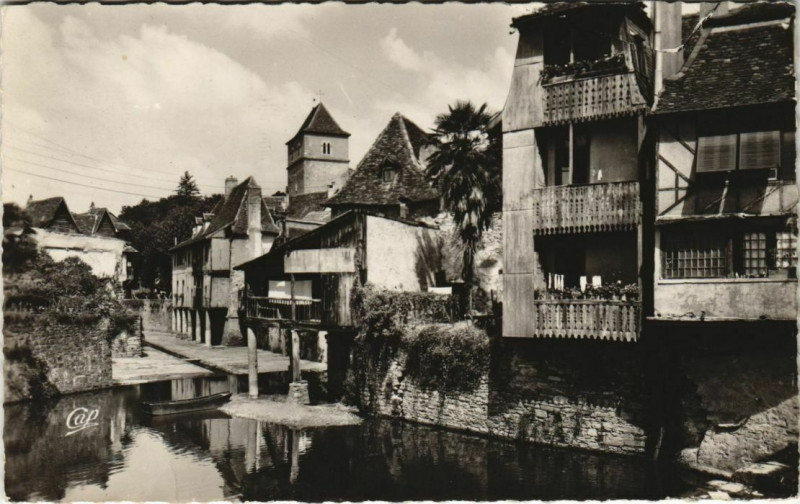 Carte postale ancienne Salies de Bearn Vieilles Maisons s le Saleys France
