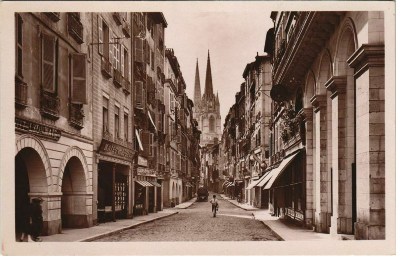 Carte postale ancienne Bayonne Rue Port-Neuf France à Bayonne