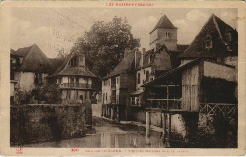 Carte postale ancienne Salies de Bearn Vieilles Maisons s le Saleys France