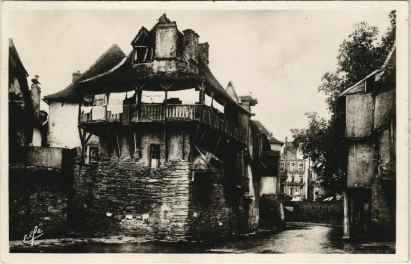 Carte postale ancienne Salies de Bearn Vieilles Maisons s le Saleys France