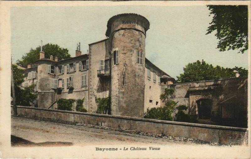 Carte postale ancienne Bayonne Le Chateau Vieux France à Bayonne