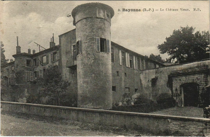 Carte postale ancienne Bayonne Le Chateau Vieux France à Bayonne