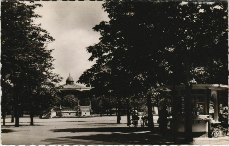 Carte postale ancienne Bayonne Le Jardin Public et le Kiosque a musique France à Bayonne