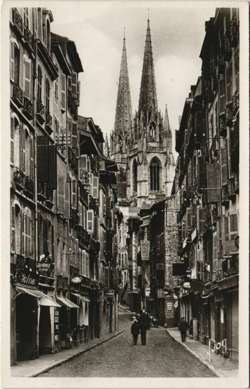 Carte postale ancienne Bayonne La rue du Pont-Neuf France à Bayonne