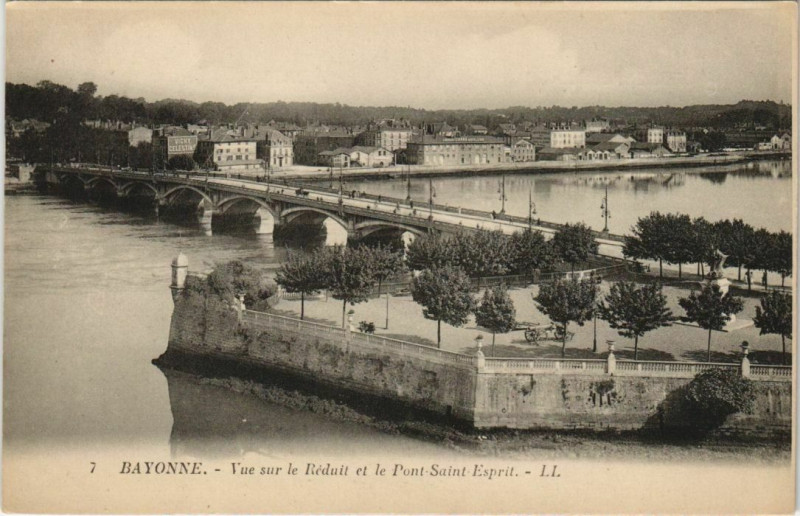 Carte postale ancienne Bayonne Vue sur le Reduit et le Pont France à Bayonne
