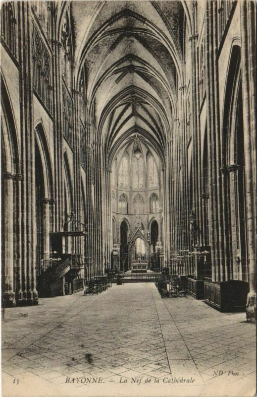 Carte postale ancienne Bayonne La Nef de la Cathedrale France à Bayonne