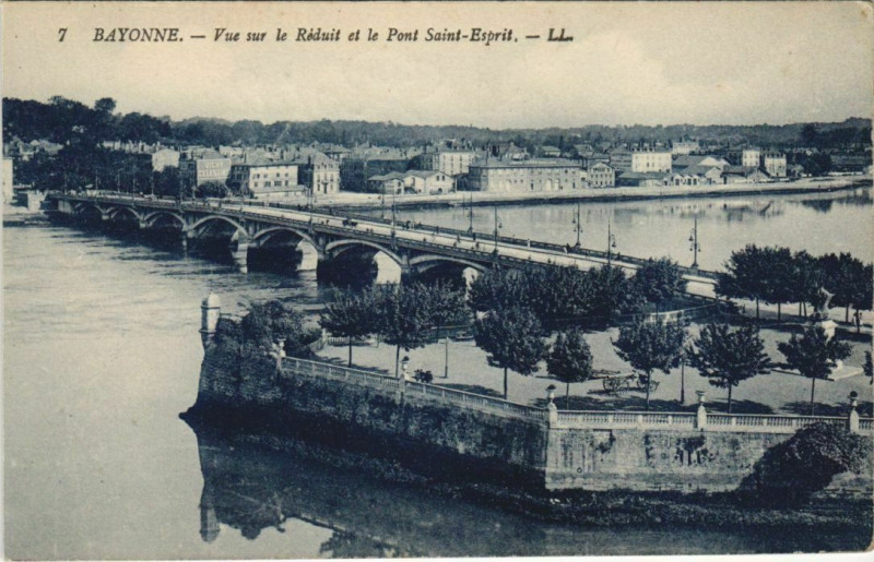 Carte postale ancienne Bayonne Vue sur le Reduit et le Pont France à Bayonne