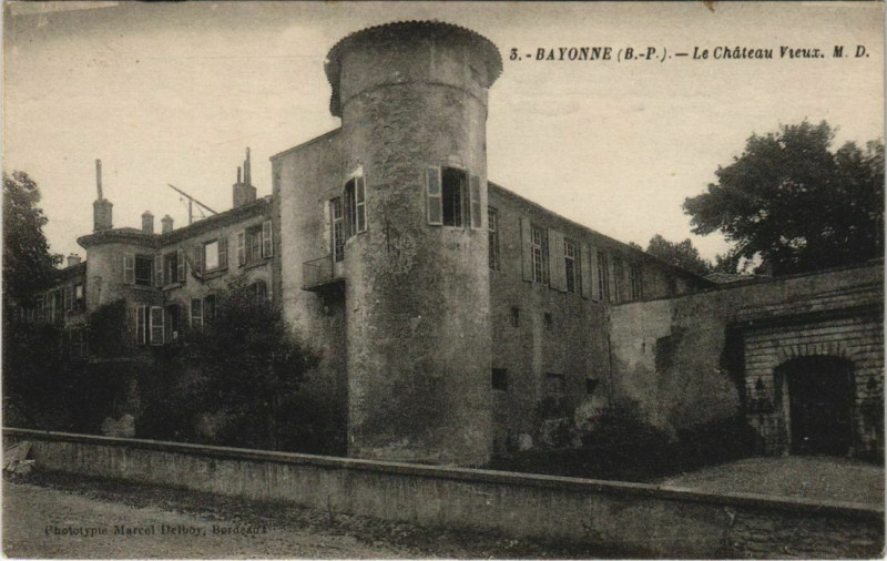 Carte postale ancienne Bayonne Le Chateau Vieux France à Bayonne