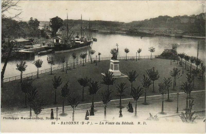 Carte postale ancienne Bayonne La Place du Reduit France à Bayonne