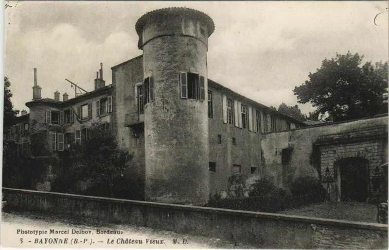 Carte postale ancienne Bayonne Le Chateau Vieux France à Bayonne
