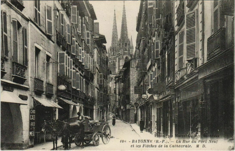 Carte postale ancienne Bayonne La Rue du Port Neuf France à Bayonne