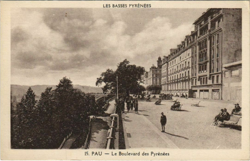 Carte postale ancienne Pau Le Boulevard des Pyrenees France à Pau