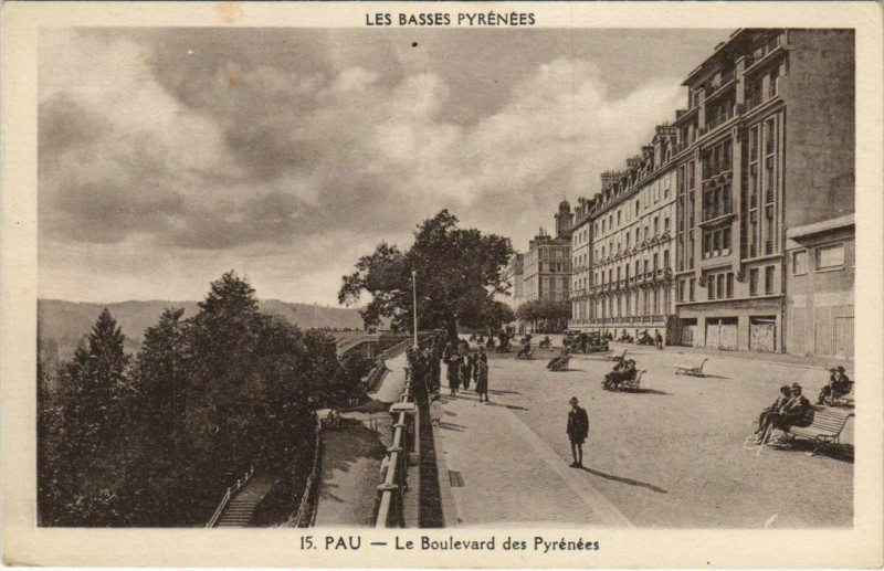 Carte postale ancienne Pau Le Boulevard des Pyrenees France à Pau