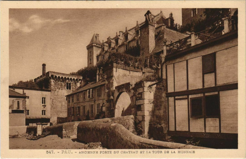 Carte postale ancienne Pau Ancienne Porte du Chateau France à Pau