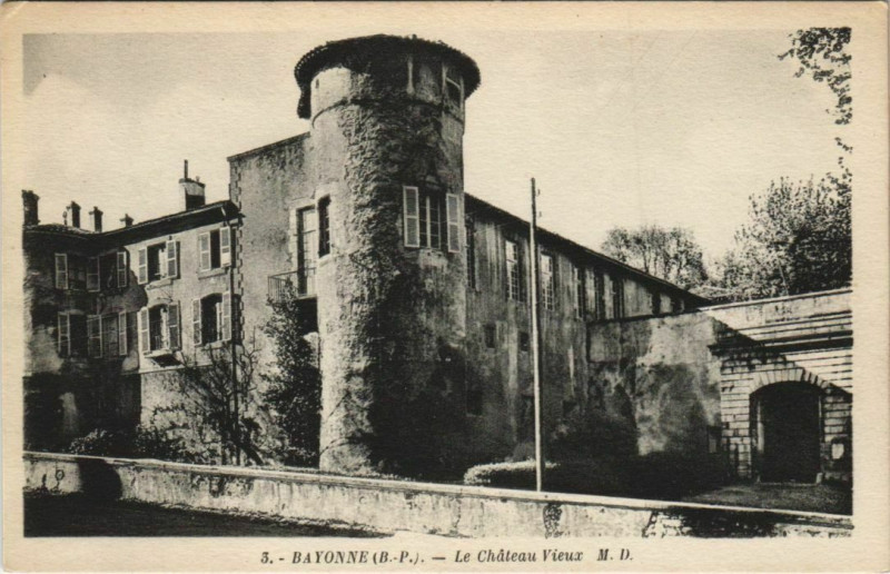 Carte postale ancienne Bayonne Le Chateau Vieux France à Bayonne