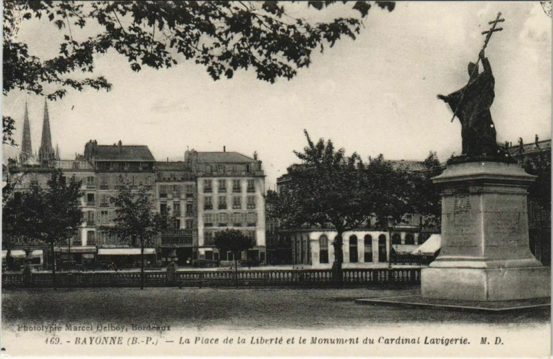 Carte postale ancienne Bayonne La Place de la Liberte France à Bayonne