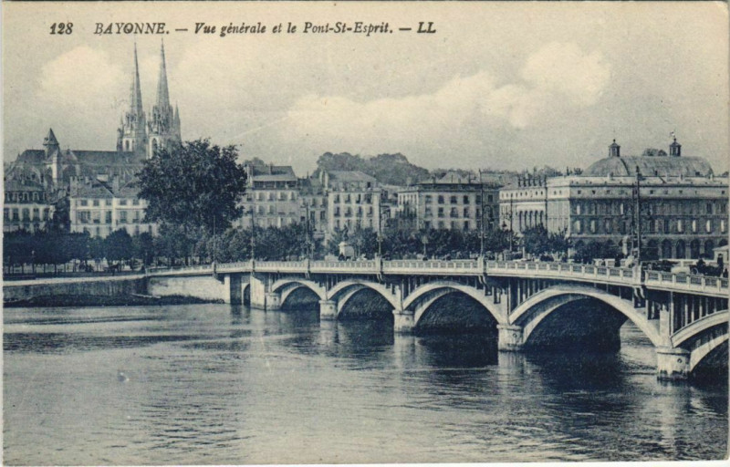 Carte postale ancienne Bayonne Vue Generale et le Pont St.Esprit France à Bayonne
