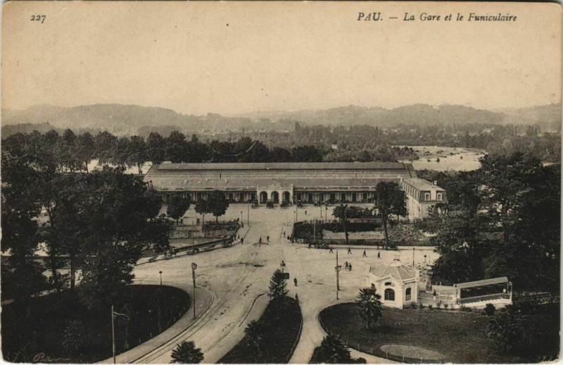 Carte postale ancienne Pau La Gare et le Funiculaire France à Pau