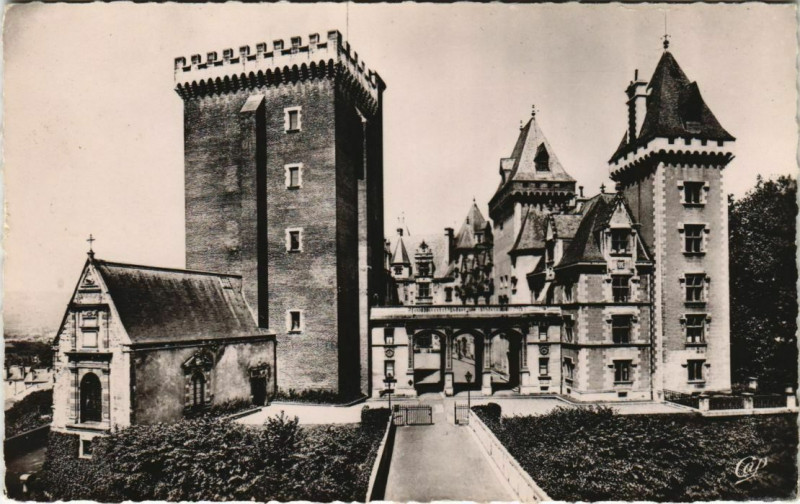 Carte postale ancienne Pau Le Chateau, Donjon et facade Est France à Pau