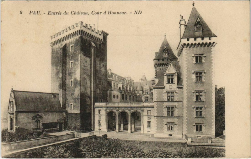 Carte postale ancienne L'Entrée du Château, Cour d'Honneur à Pau