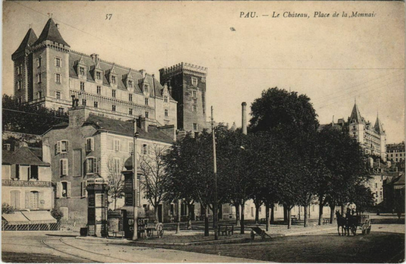 Carte postale ancienne Pau Le Chateau, Place de la Monnaie France à Pau