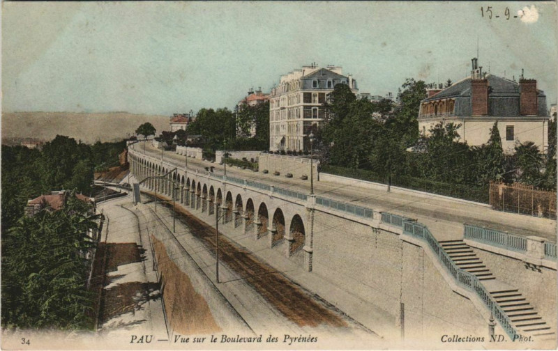 Carte postale ancienne Pau Vue sur le Boulevard des Pyrenees France à Pau
