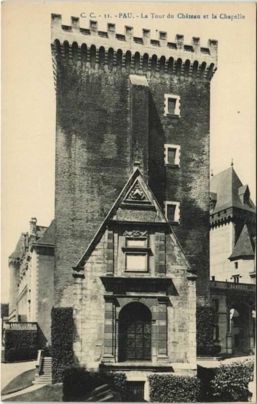 Carte postale ancienne Pau La Tour du Chateau et la Chapelle France à Pau