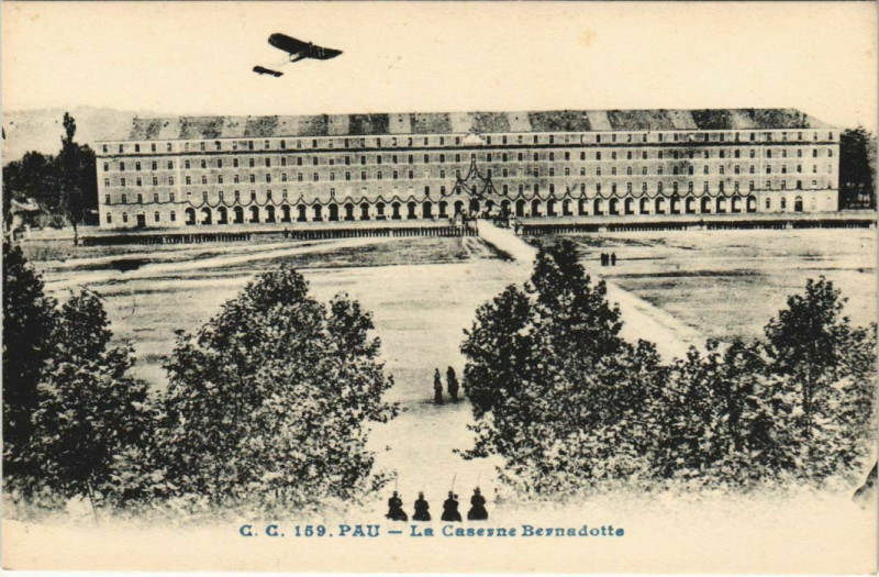 Carte postale ancienne Pau La Caserne Bernadotte France à Pau