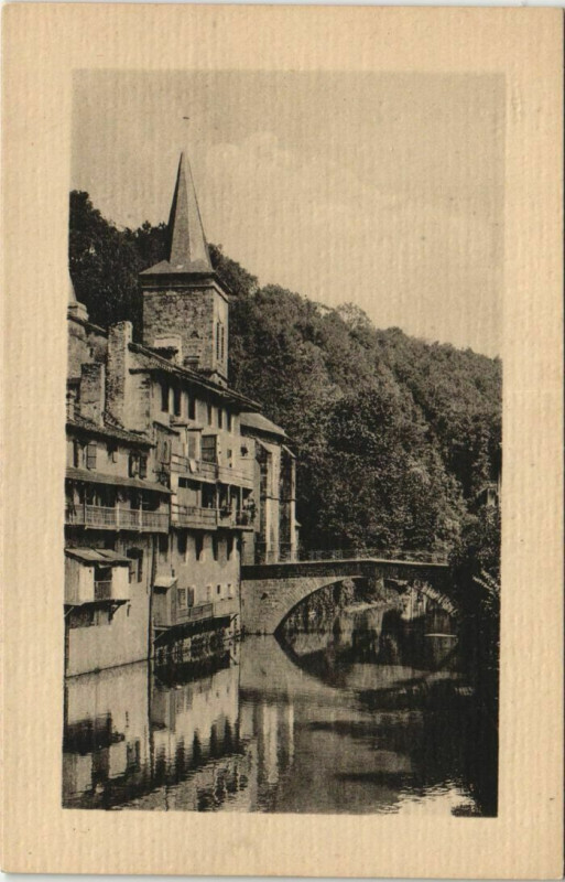 Carte postale ancienne St.Jean Pied de Port L'Eglise et la Nive France