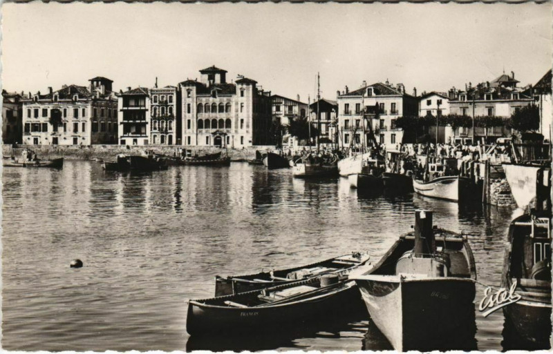 Carte postale ancienne St.Jean de Luz Le Port et la Maison de l'Infante France