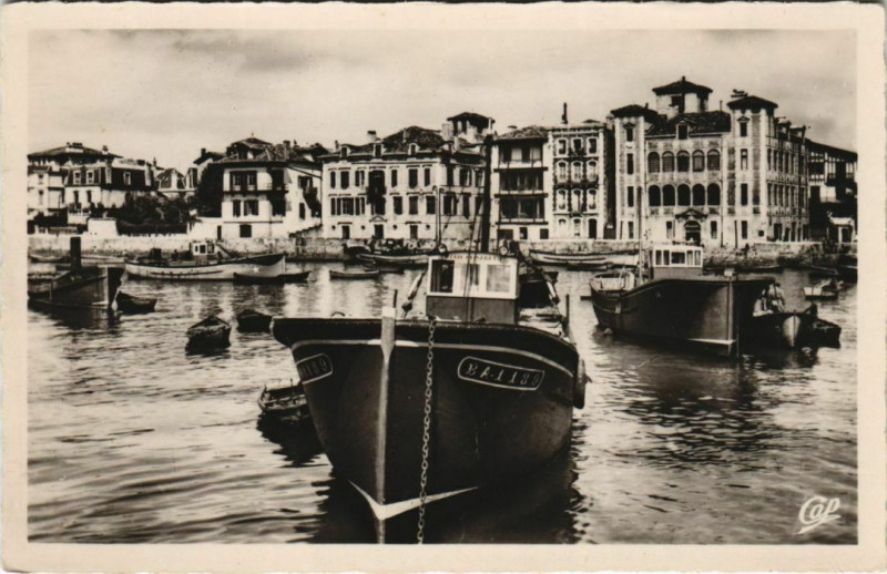 Carte postale ancienne St.Jean de Luz Le Port et la Maison de l'Infante France