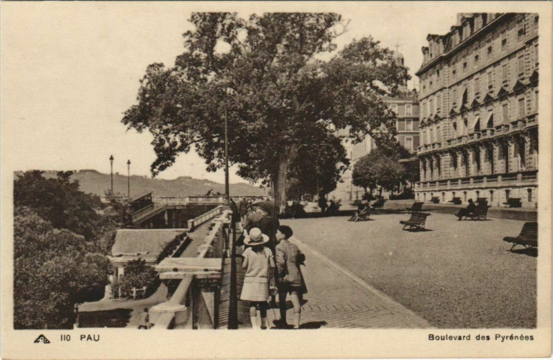 Carte postale ancienne Pau Boulevard des Pyrenees France à Pau