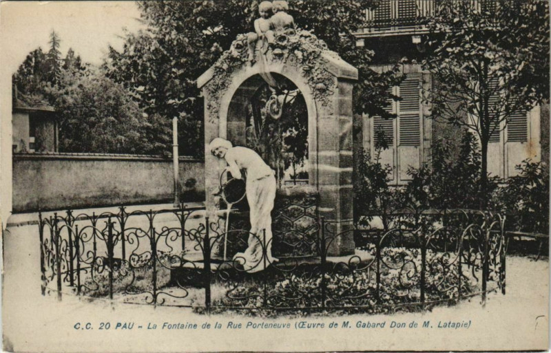Carte postale ancienne Pau La Fontaine de la Rue Porteneuve France à Pau