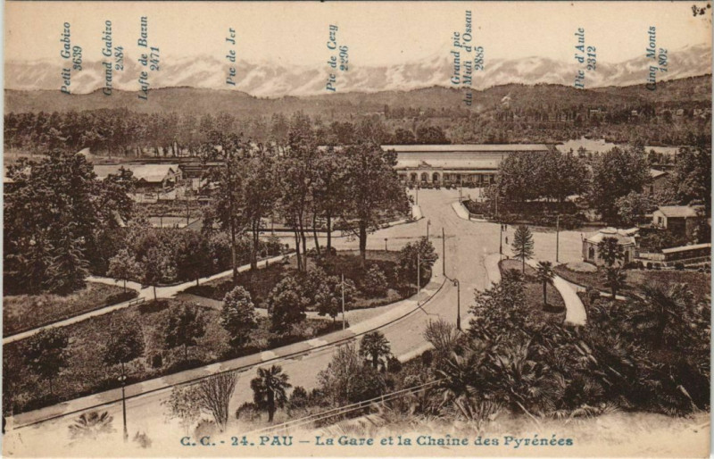 Carte postale ancienne Pau La Gare et la Chaine des Pyrenees France à Pau