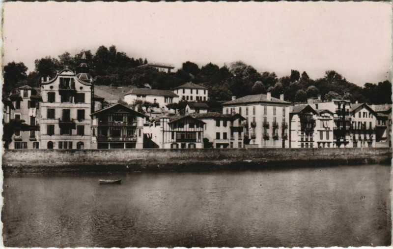 Carte postale ancienne Maisons basques sur les quais à Ciboure