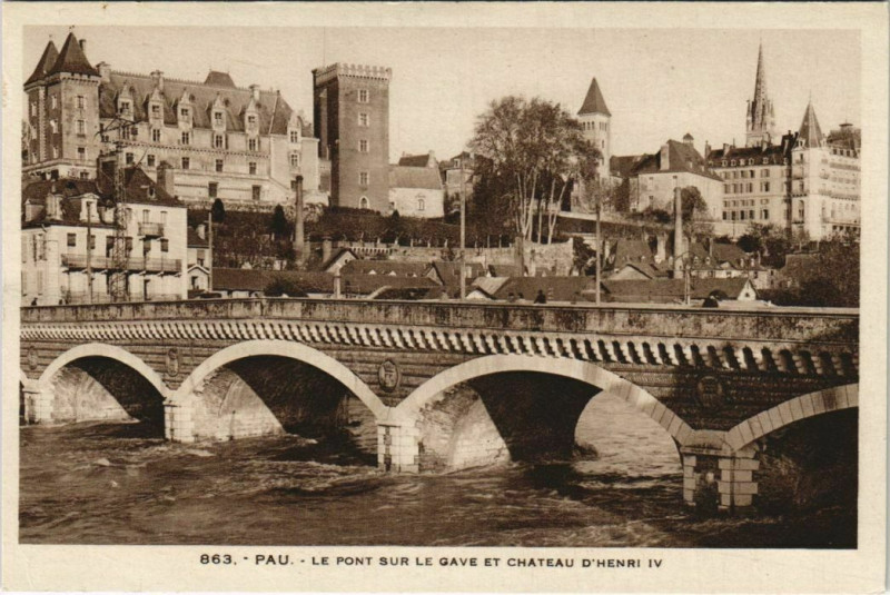 Carte postale ancienne Pau Le Pont s le Gave et Chateau France à Pau