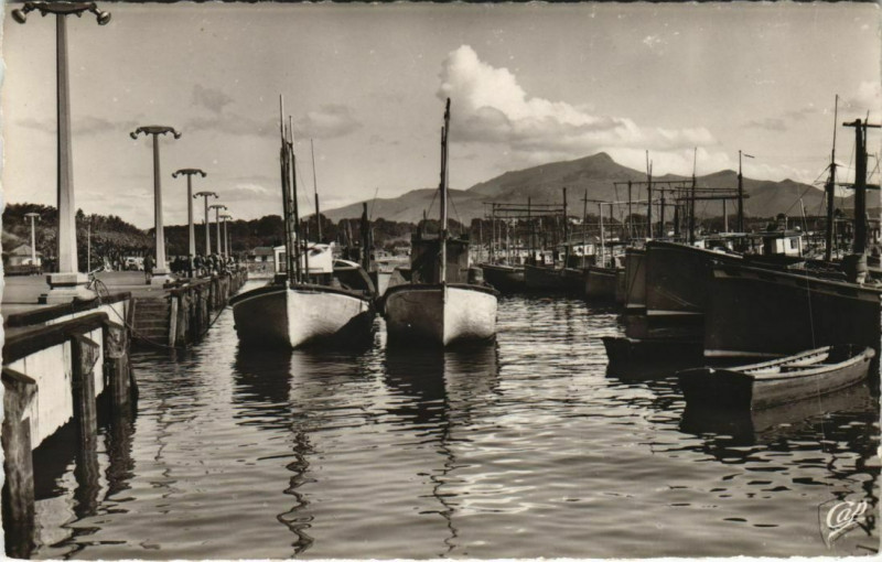 Carte postale ancienne St.Jean de Luz Vue sur le Port France