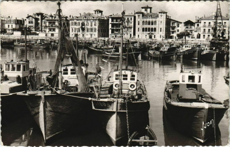 Carte postale ancienne St.Jean de Luz Le Port et la Maison de l'Infante France